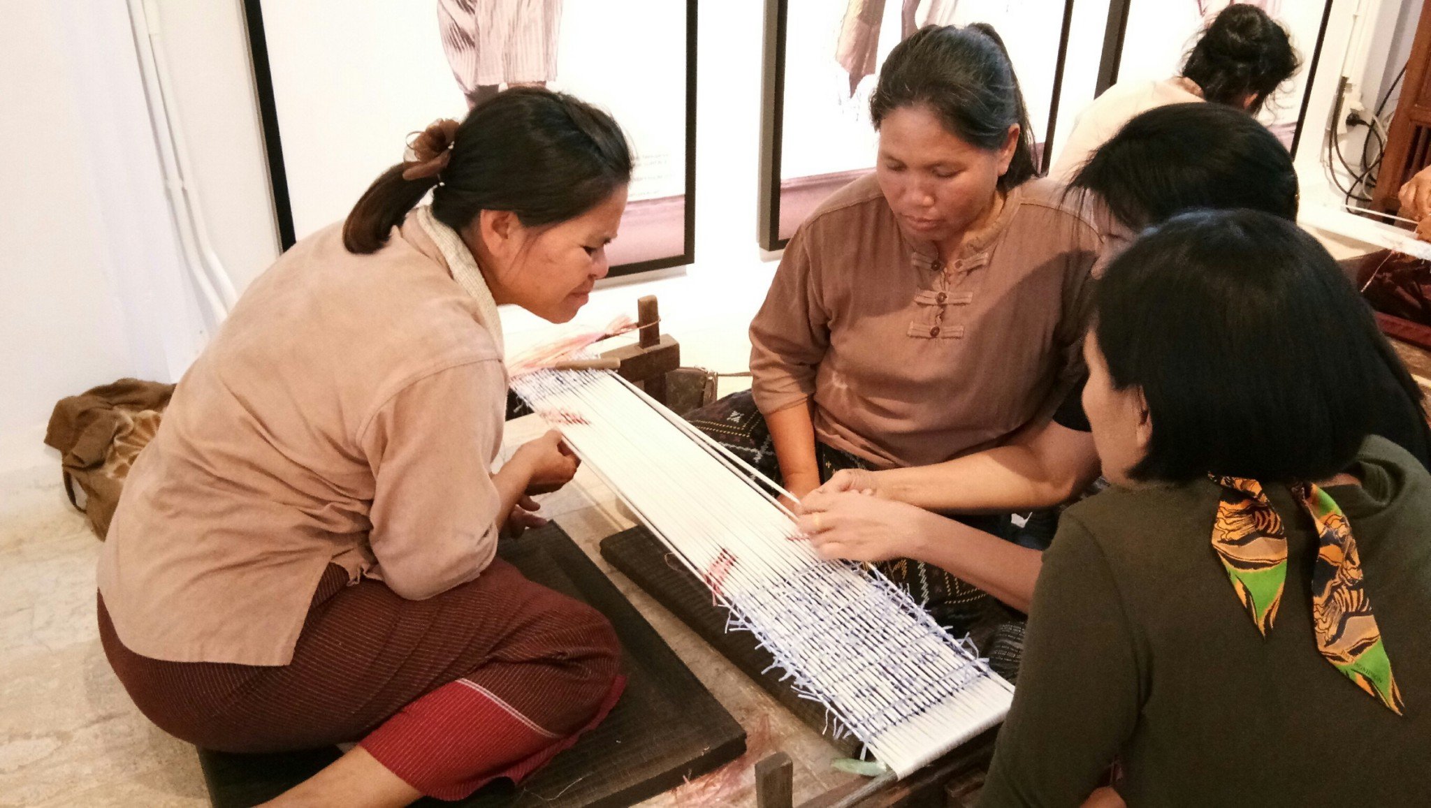 ผ้ากาบบัวแสงแรก ผ้าอัตลักษณ์แห่งแสงแรก ที่ประทับความทรงจำพิเศษสุด จากฟากฟ้าอุบลราชธานี