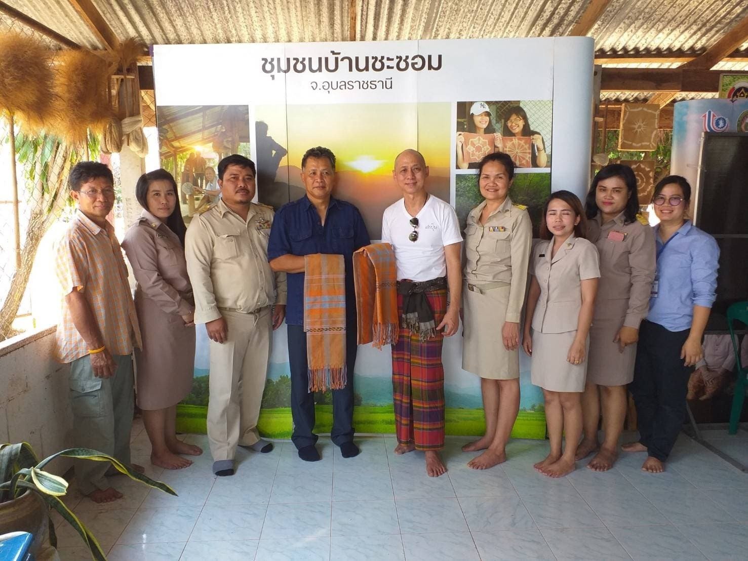 ผ้ากาบบัวแสงแรก ผ้าอัตลักษณ์แห่งแสงแรก ที่ประทับความทรงจำพิเศษสุด จากฟากฟ้าอุบลราชธานี