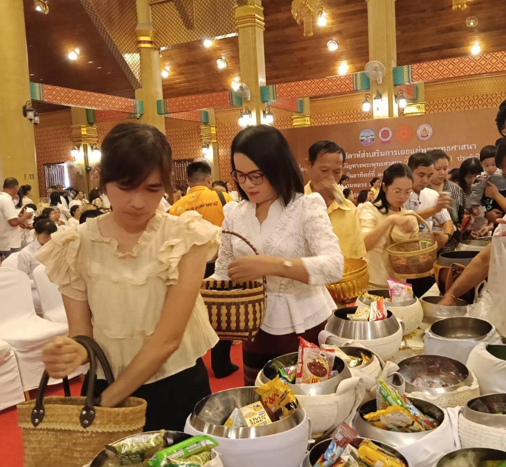 ร่วมใจแต่งไทยใส่บาตร สืบสานพระพุทธศาสนา เนื่องในวันวิสาขบูชา ประจำปี 2568