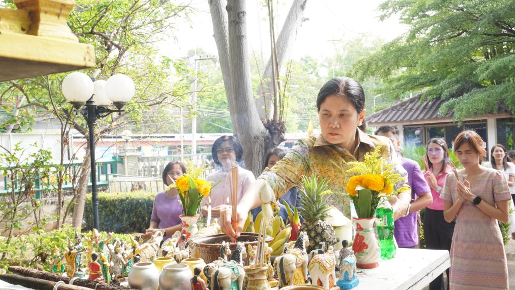 ”ผอ.อริยาพร ” นำทีมดีพร้อมเซนเตอร์ 7 ไหว้ขอพรสิ่งศักดิ์สิทธิ์ พร้อมประชุมติดตามงานปีงบประมาณ 2568