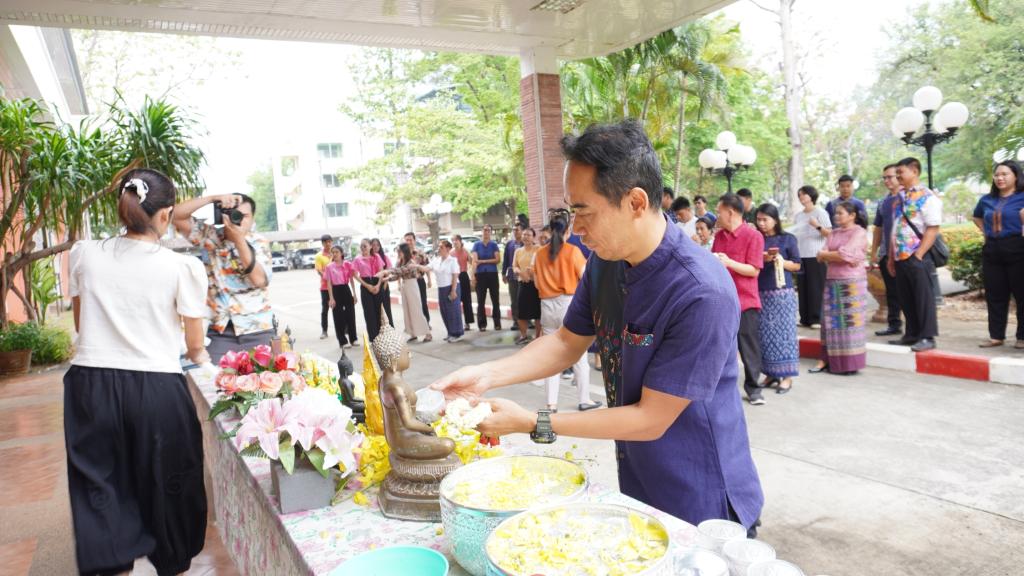 ดีพร้อมเซนเตอร์ 7 สุขสันต์ วันสงกรานต์ ร่วมสืบสานประเพณีอันดีงามในช่วงเทศกาลสงกรานต์