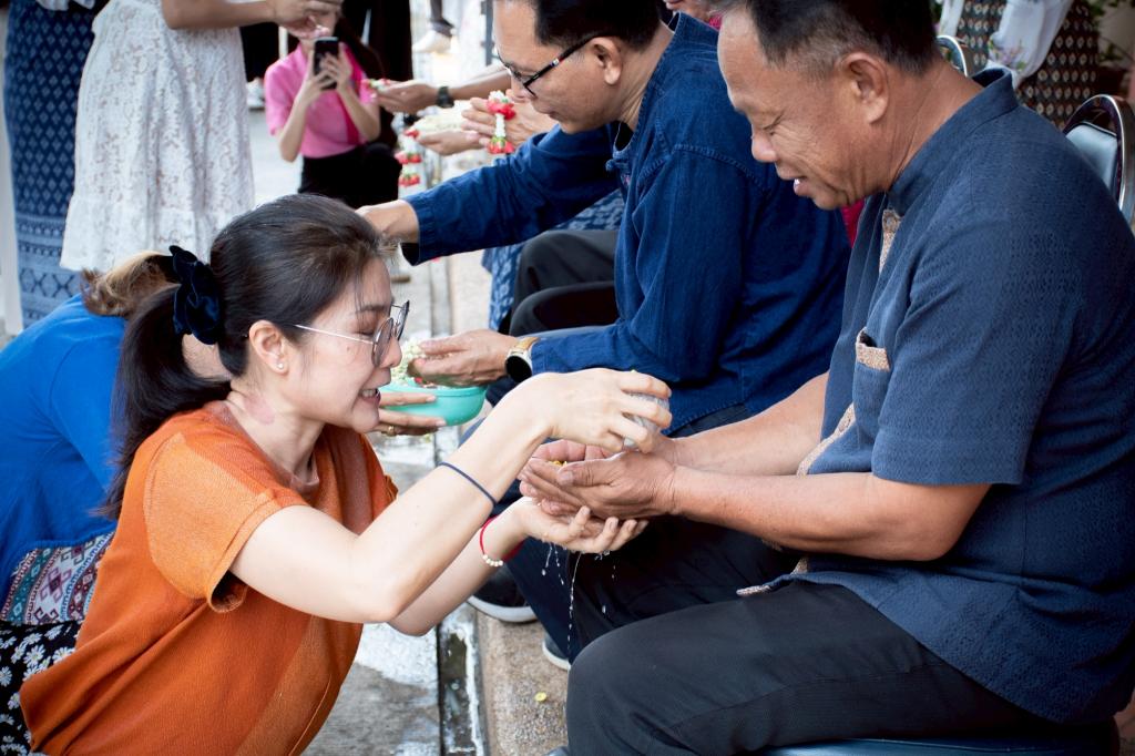 ดีพร้อมเซนเตอร์ 7 สุขสันต์ วันสงกรานต์ ร่วมสืบสานประเพณีอันดีงามในช่วงเทศกาลสงกรานต์