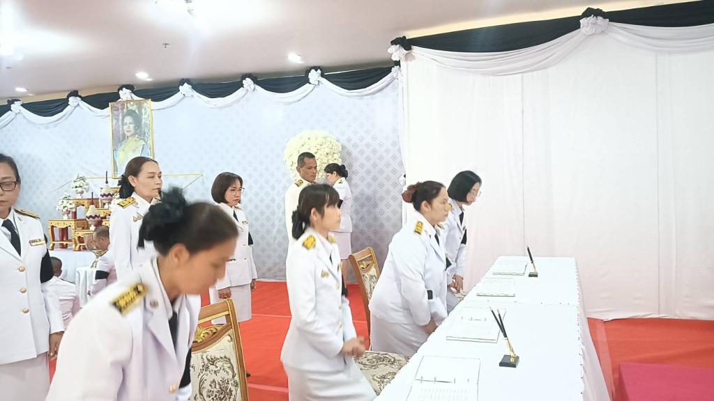 DIPROM Center 7 ร่วมพิธีถวายน้ำสรงพระบรมศพ และลงนามแสดงความอาลัยแด่สมเด็จพระนางเจ้าสิริกิติ์ พระบรมราชินีนาถ พระบรมราชชนนีพันปีหลวง