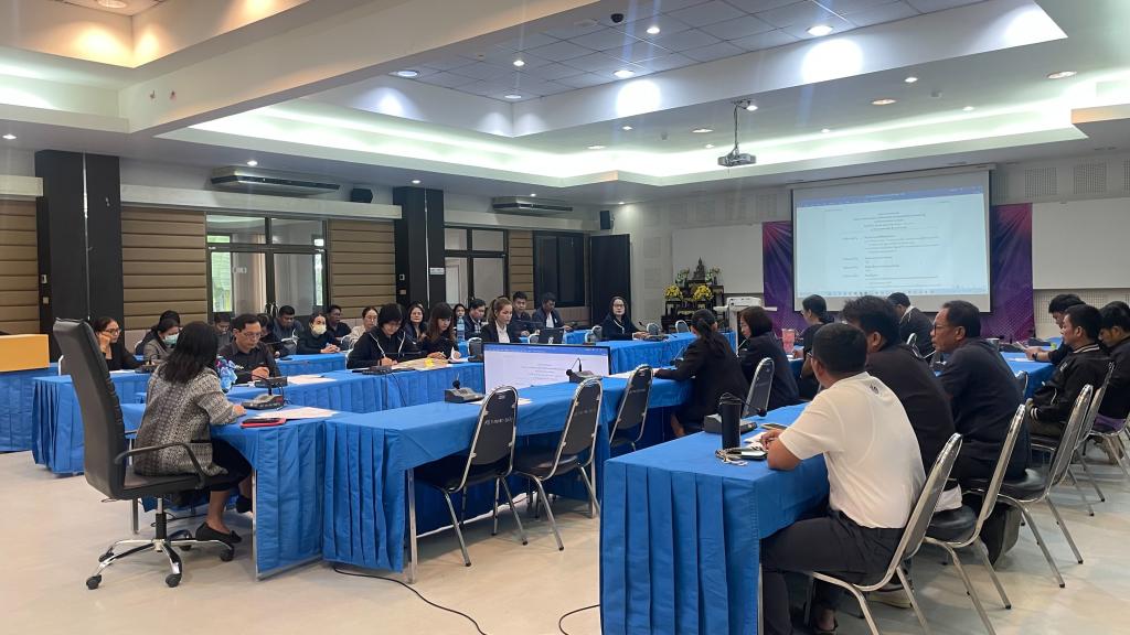 ดร.อริยาพร นั่งหัวโต๊ะ ประชุมเตรียมความพร้อมการดำเนินงานปีงบประมาณ 2569