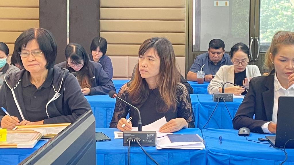 ดร.อริยาพร นั่งหัวโต๊ะ ประชุมเตรียมความพร้อมการดำเนินงานปีงบประมาณ 2569