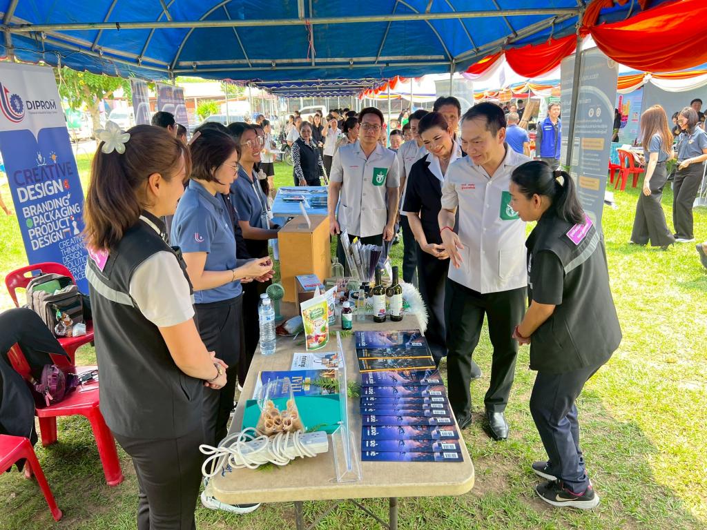 DIPROM Center 7 เข้าร่วมพิธีเปิดกิจกรรมและออกบูธประชาสัมพันธ์ ภายใต้โครงการหน่วยแพทย์อาสาสมเด็จพระศรีนครินทราบรมราชชนนี (พอ.สว.) บูรณาการร่วมกับกิจกรรมสำรวจปัญหาและความต้องการเชิงพื้นที่ เพื่อขับเคลื่อนแผนพัฒนาจังหวัดอุบลราชธานี ประจำปีงบประมาณ พ.ศ. 2569