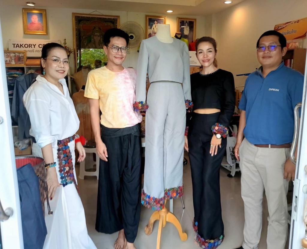 DIPROM Center 7 ติดตามผลการดำเนินงาน กิจกรรมการยกระดับผ้าถิ่นไทยด้วยดีไซน์ร่วมสมัย (Modern Thai Fabrics) และ กิจกรรมการเสริมความแข็งแกร่ง SMEs (ReBoost) จังหวัดศรีสะเกษ