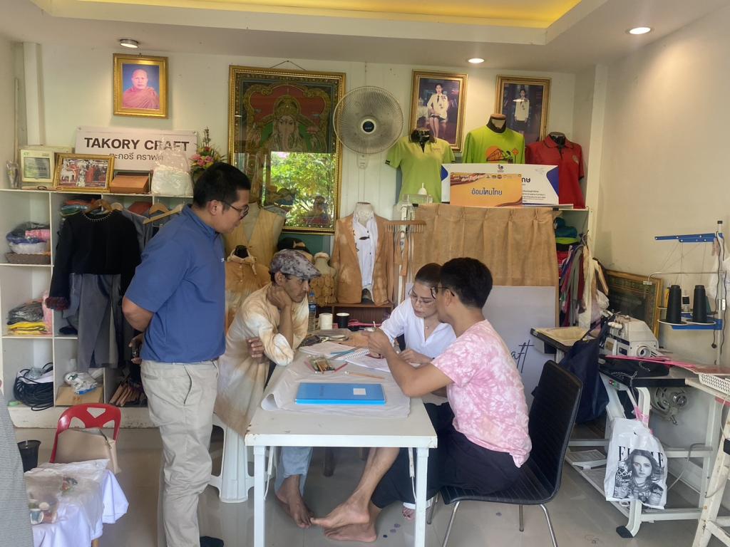 DIPROM Center 7 ติดตามผลการดำเนินงาน กิจกรรมการยกระดับผ้าถิ่นไทยด้วยดีไซน์ร่วมสมัย (Modern Thai Fabrics) และ กิจกรรมการเสริมความแข็งแกร่ง SMEs (ReBoost) จังหวัดศรีสะเกษ
