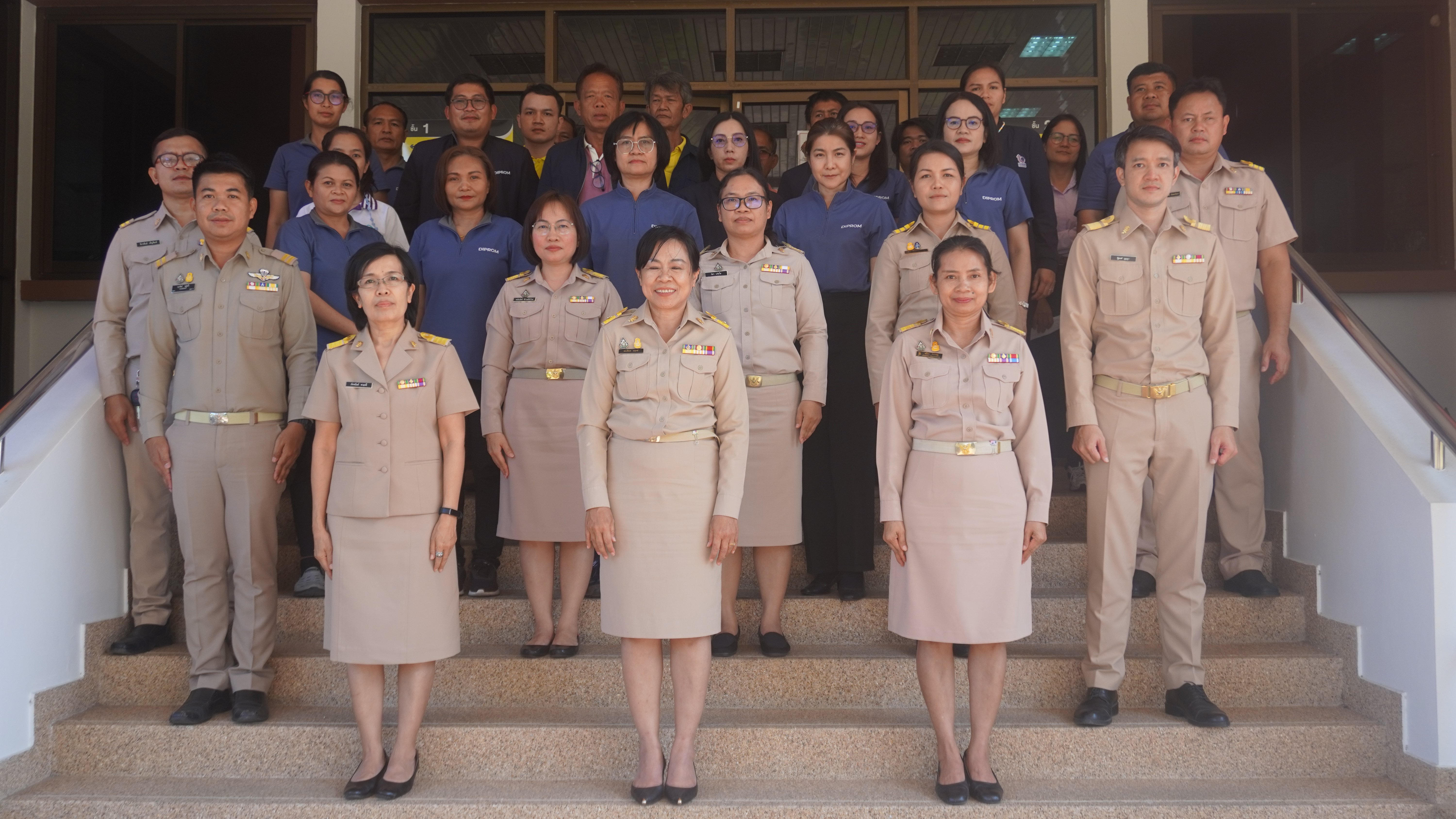 นางละเอียด มธุรส ผู้อำนวยการศูนย์ส่งเสริมอุตสาหกรรมภาคที่ 7 นำทีมเจ้าหน้าที่สวมเครื่องแบบข้าราชการ ทุกวันจันทร์