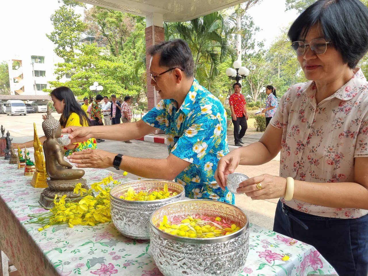 ดีพร้อมเซนเตอร์ 7 จัดพิธีสรงน้ำพระและรดน้ำขอพร ต้อนรับวันปีใหม่ไทย
