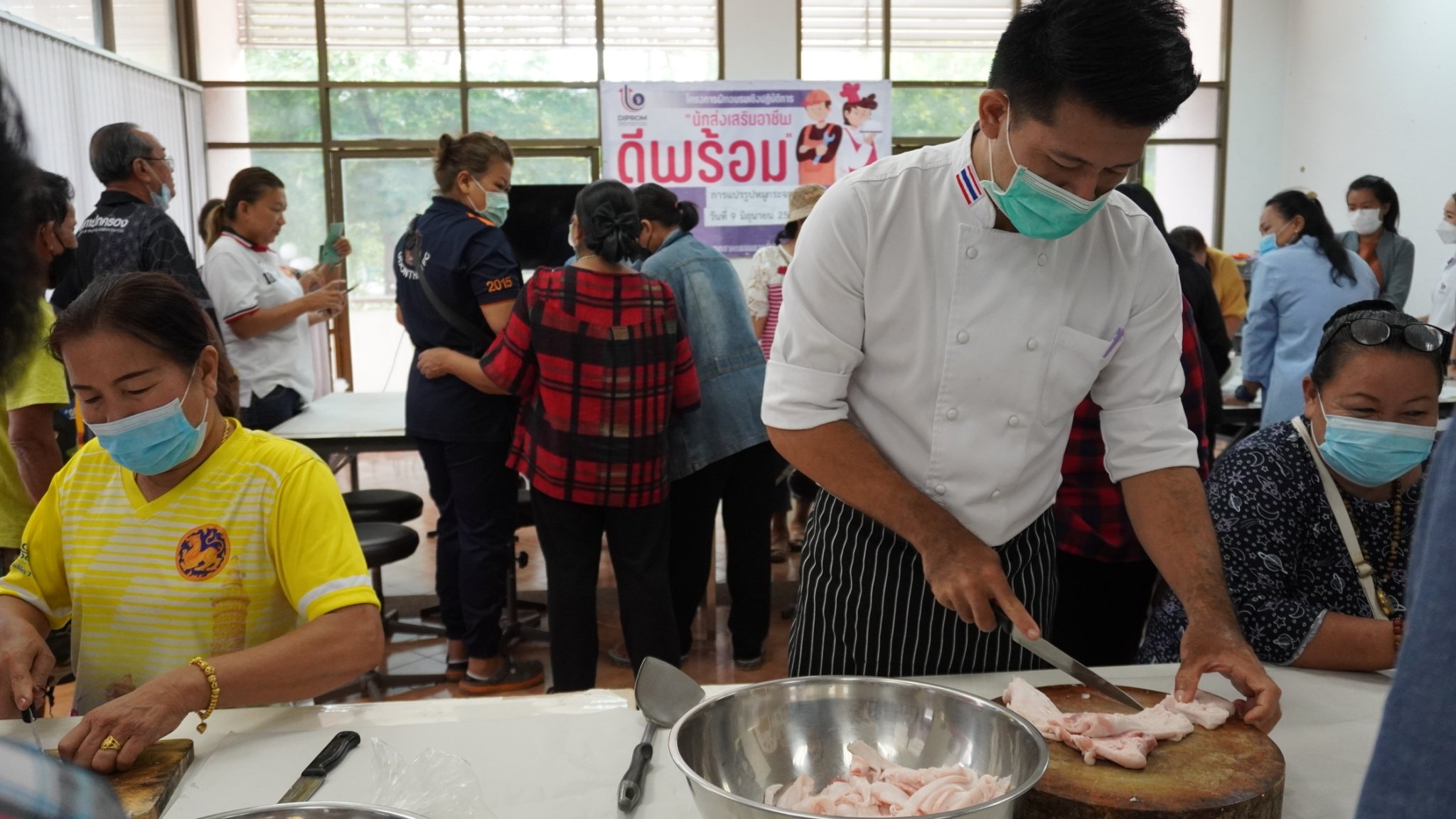 ดีพร้อมเซนเตอร์ 7 ฝึกอบรมเชิงปฏิบัติการ “นักส่งเสริมอาชีพดีพร้อม” ประจำปีงบประมาณ  พ.ศ.2566  รายวิชา การทำหมูกระจกแก้ว  