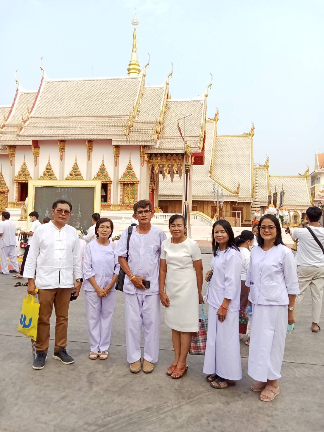 “ผอ.ละเอียด นำทีมดีพร้อมเซนเตอร์ 7สักการะพระบรมสารีริกธาตุ ของพระสัมมาสัมพุทธเจ้า และพระอรหันตธาตุของพระสารีบุตรและพระโมคคัลลานะณ วัดมหาวนาราม พระอารามหลวง จังหวัดอุบลราชธานี