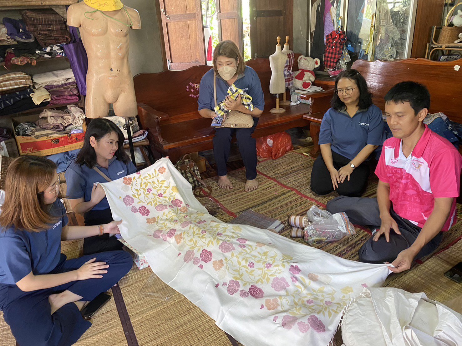 ดีพร้อมเซนเตอร์7ลงพื้นที่ลงพื้นที่หวัดอุบลราชธานี-อำนาจเจริญ-จังหวัดศรีสะเกษ  เพื่อตรวจเยี่ยมและกำกับ/ติดตามการดำเนินงานของผู้รับจ้างกิจกรรมการพัฒนาผลิตภัณฑ์จากเส้นใยชีวภาพ